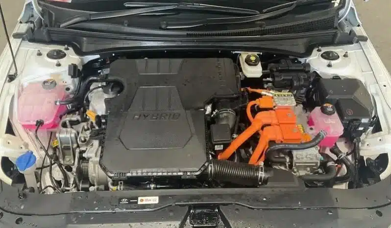 
								2024 Hyundai i30 CN7.V2 MY24 HEV 1.6P DCT White 6 Speed Auto Dual Cl full									