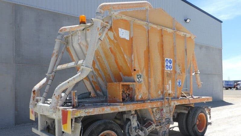 
								Custom Lime Spreader DOG Trailer full									