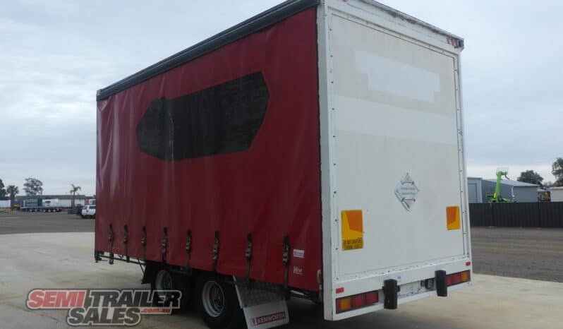 
								2005 TAG-A-Long Dual Axle Curtainsider Trailer full									