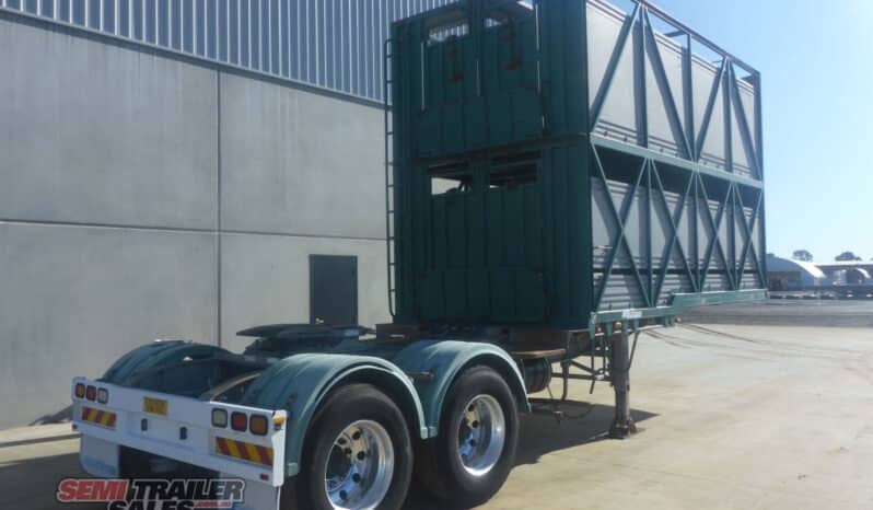 
								2009 Dickinson Stock Crate A Trailer full									