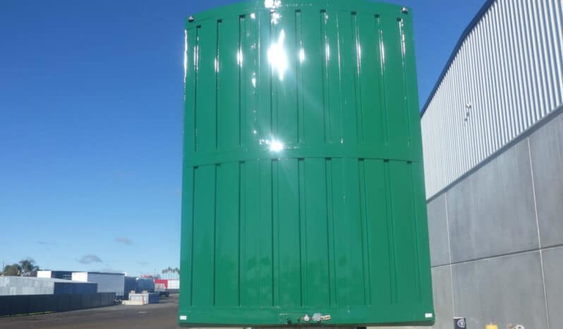 
								2009 Dickinson Stock Crate A Trailer full									