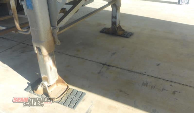 
								2009 Dickinson Stock Crate A Trailer full									