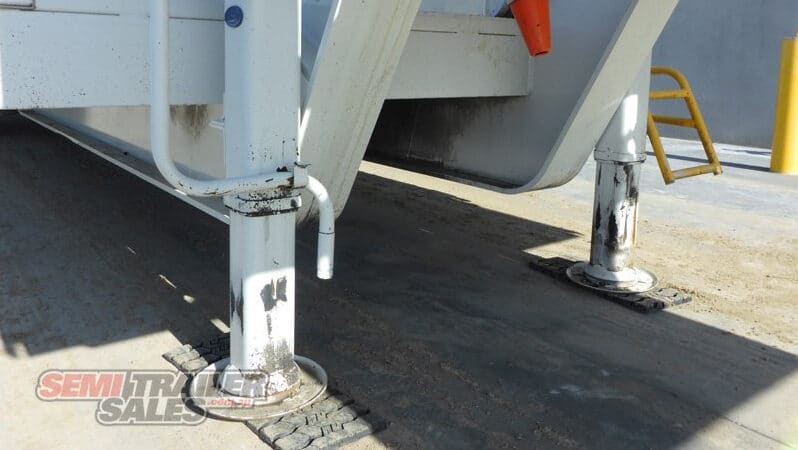 
								2011 Stoodley 43.5FT TRI Axle FLOAT LOW Loader With BI-Fold full									