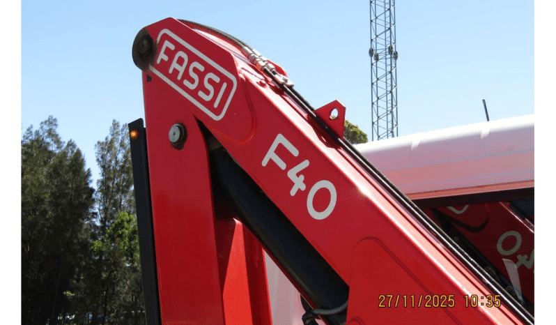 
								2018 Fuso Canter 715 with crane full									