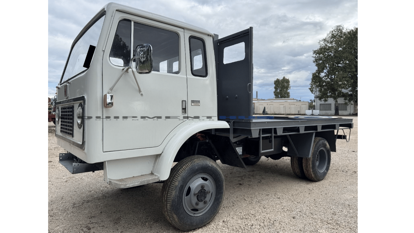 1975 Used International Acco Flat Top