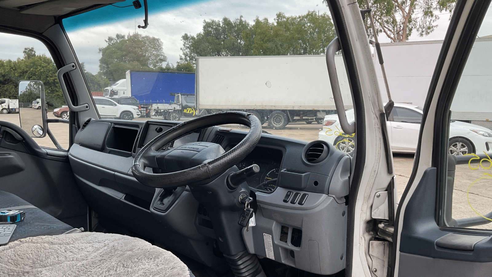 2011 Used Mitsubishi Canter Pantech