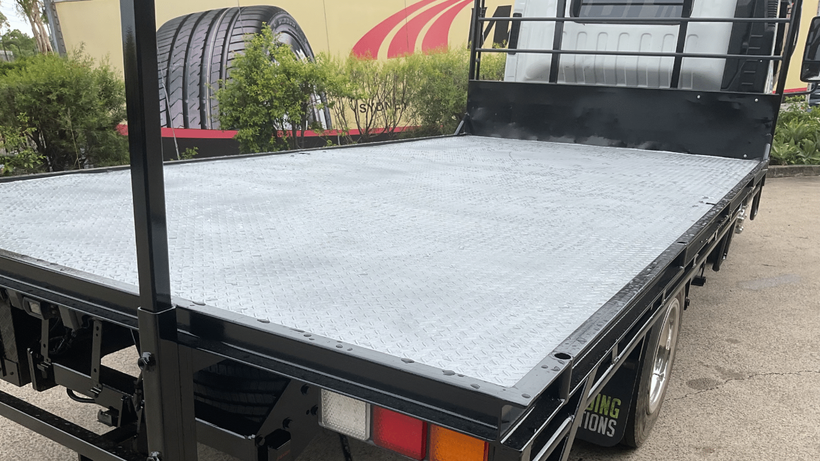 2008 Used Isuzu NPR Tray