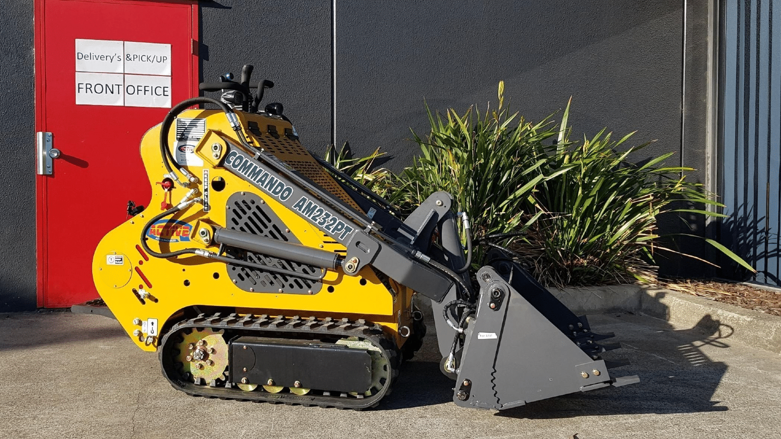 Active Machinery AM232PT Commando Mini Skidsteer