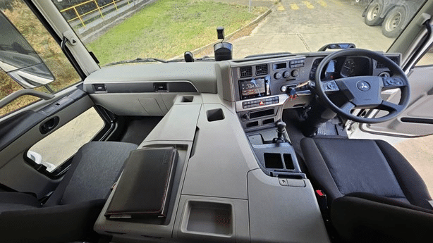2025 New Mitsubishi SHOGUN Curtainsider